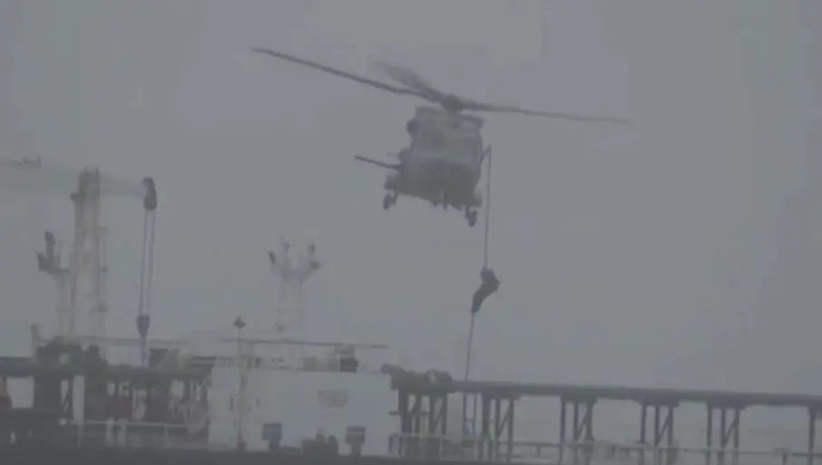 POGLEDAJTE AKCIJU FRANCUSKIH SPECIJALACA: Ovako su zaplenili ruski tanker u Atlantskom okeanu (VIDEO)