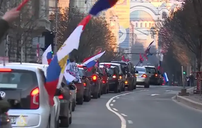 БРИСЕЛ БИ ДА ОДРЕЂУЈЕ КО СМЕ ДА ЖИВИ У СРБИЈИ: Данас забрана за Русе, сутра забрана за Србе!
