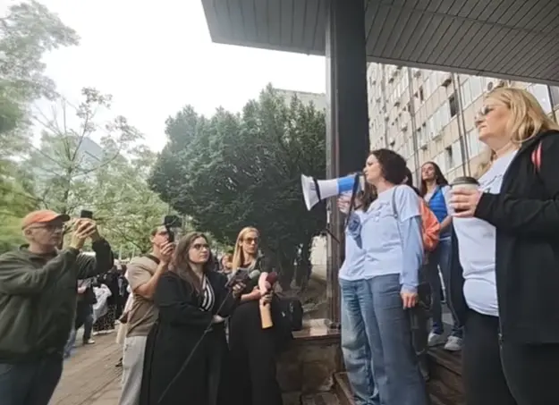 PROTEST U BEOGRADU: Roditelji učenika Jovine gimnazije pred Ministarstvom prosvete (VIDEO)