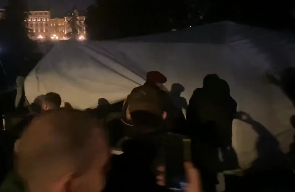 Građani „oslobodili“ Pionirski park: Uništili „Ćacilend“ (VIDEO)