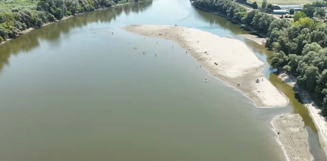 Još jedna reka na miminumu, prekinuta plovidba (VIDEO)