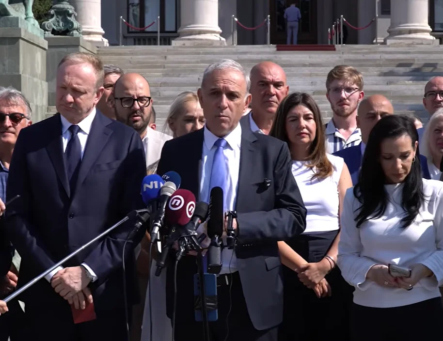 RASPAD I KOD ĐILASA: Ceo odbor Srbija centra (SRCE) u Užicu napustio stranku i podržao studente