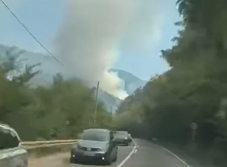 На десетине пожара уз Ибарску магистралу: Ватра гута растиње километрима, дим отежава саобраћај (ВИДЕО)