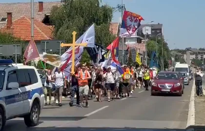 Овако изгледа када студетни пешаче: Грађани поздрављају колону из Крагујевца (ВИДЕО)