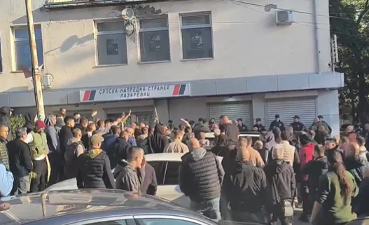 POČELO JE! Narod u Lazarevcu pojurio i razoružao naprednjake (VIDEO)