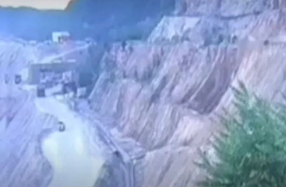 Automobil sleteo u rudarski kop: Kamere zabeležile trenutak jezive nesreće u Majdanpeku (VIDEO)