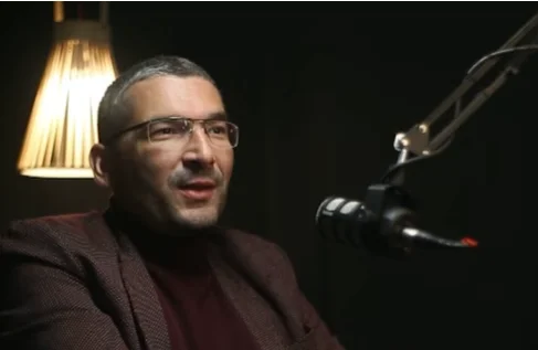 ПАРОВИЋ ЗА РУСКЕ МЕДИЈЕ: Вучић је поставио курс ка приближавању Западу — да ли ће то бити Европа или Сједињене Државе, одлучиће се у новембру