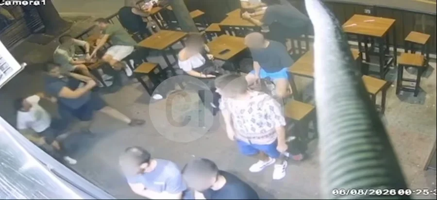 Узнемирујући снимак напада на редитеља Стевана Филиповића: Мушкарац му отео телефон из руке, па притрчала још двојица да га туку (ВИДЕО)