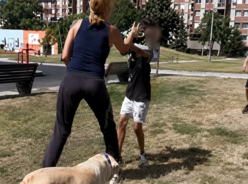 Расистички напад у Шапцу: Жена вређала и ударала дете (УЗНЕМИРУЈУЋИ СНИМАК)