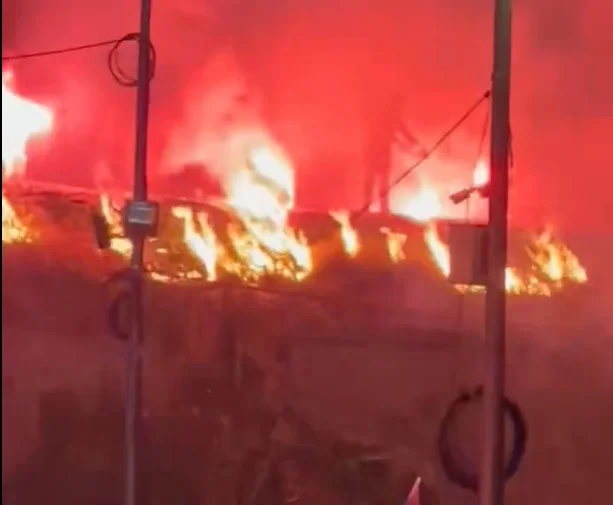 Naprednjaci na skupu u Nišu palili baklje – pa zapalili Tvrđavu (VIDEO)