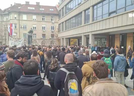 ГЛЕДАЈТЕ УЖИВО НА ПРАВДИ; Скуп подршке студентима оптуженим за припрему рушења уставног поретка (ВИДЕО)