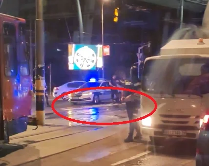 ОВО ЈЕ ХИТ - ТЕШКИ КОМПЛЕКСИ: Погледајте шта полиција и напредњаци раде у поноћ у центру Београда (ВИДЕО)