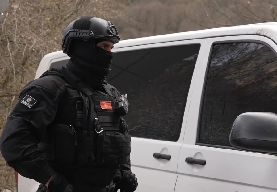 Полиција Црне Горе открила нове информације о чартер лету за Тиват којим је стигло 87 безбедносно интересантних особа из Србије