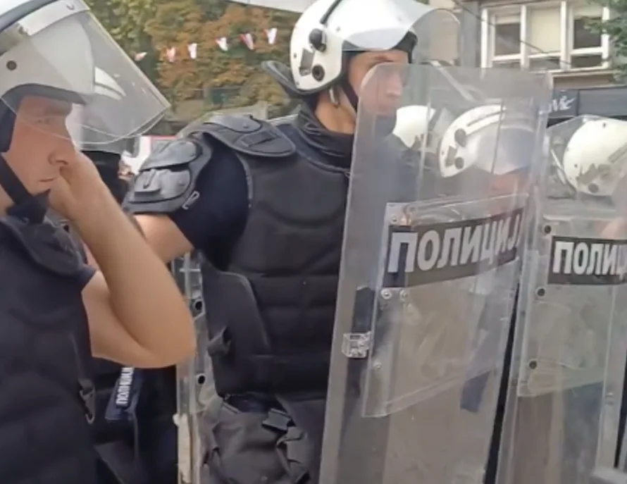 (ВИДЕО) Сузавац, кордон и гурање грађана са трга: Полиција приморава Ужичане да се удаље уочи СНС скупа, они скандирају "Ухапсите Вучића"