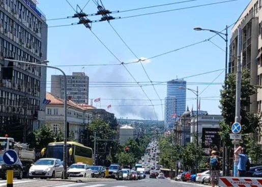 ДИМ СЕ ВИДИ И ИЗ ЦЕНТРА БЕОГРАДА: Пожар у Макишу (ФОТО)