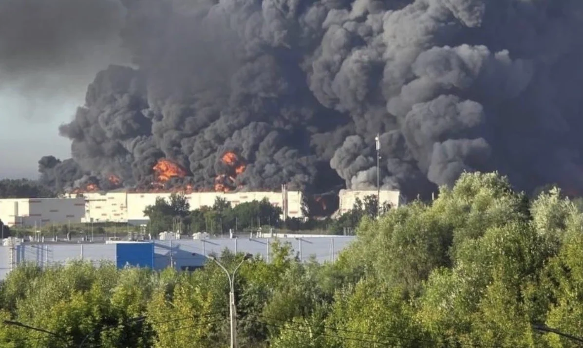 АПОКАЛИПСА КОД МОСКВЕ: Гори огромно складиште након удара дрона, има повређених (ВИДЕО)