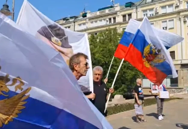 Скуп у Београду због посете Зеленског - руске заставе и слике Путина (ВИДЕО)