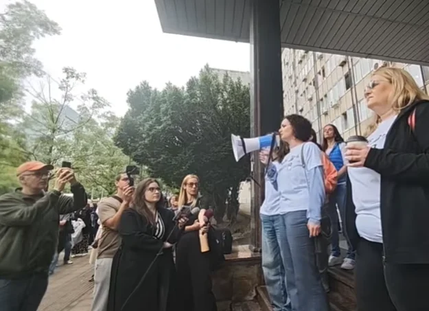 PROTEST U BEOGRADU: Roditelji učenika Jovine gimnazije pred Ministarstvom prosvete (VIDEO)