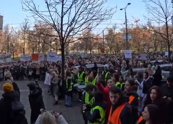 ГЛЕДАЈТЕ УЖИВО НА ПРАВДИ: Протест испред Министарства просвете (ВИДЕО)