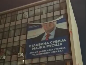 Građani skinuli plakat Vojislava Šešelja sa zgrade u Novom Sadu (VIDEO)