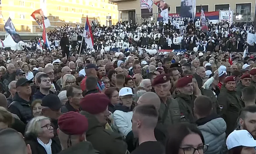 (ФОТО) Смеће у центру Новог Сада након великог митинга Српске напредне странке