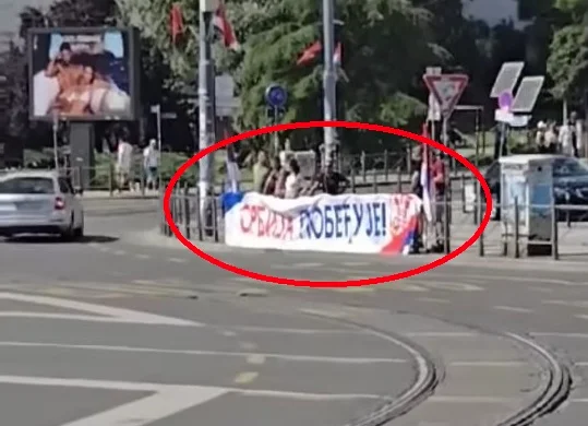 HIT SNIMAK SA SLAVIJE: "Ćaci" sa transparentom stoje na suncu, niko da ih...(VIDEO)