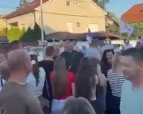 КАКВА БЛАМАЖА НАПРЕДЊАКА: Народим им звижди и негодује док иду на Вучићев митинг (ВИДЕО)