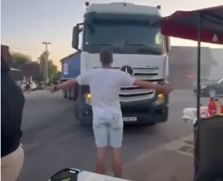 Камион са натписом "Србија побеђује" се залетео на студентски штанд код Пећинаца (ВИДЕО)
