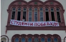 НАПРЕДЊАЦИ СЕ ИСКОМПЛЕКСИРАЛИ: Шаљу инспекцију да прете грађанима који транспарентима подржавају студенте (ФОТО)