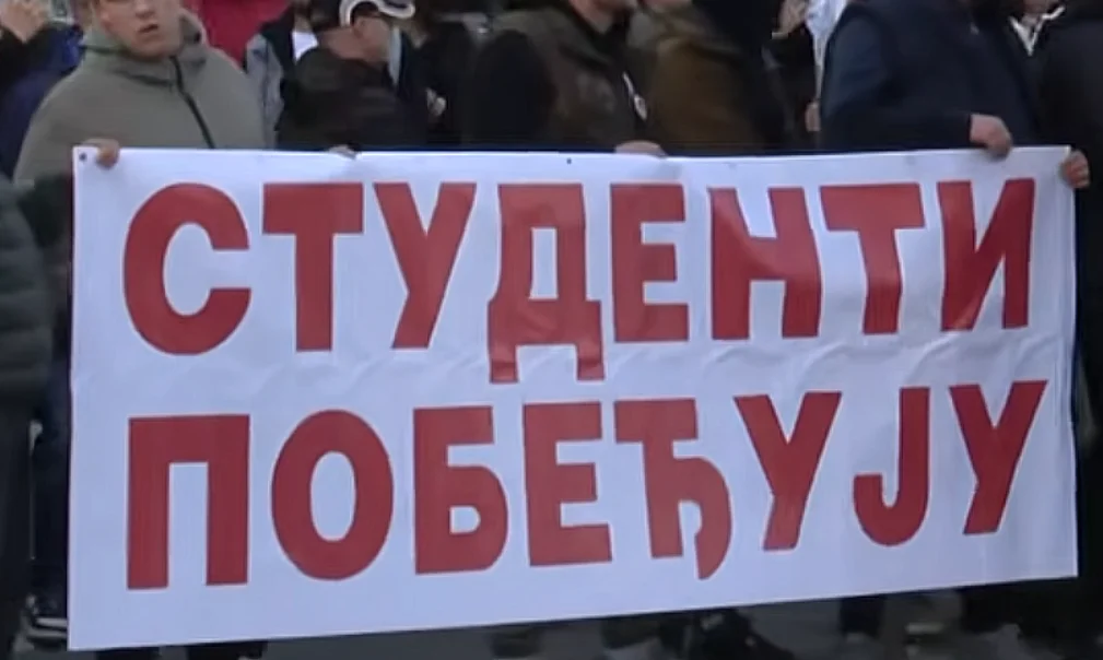 Ухапшена жена у Раковици због скандирања - „Испод шлема мозга нема“.Чланови збора грађана Раковица најавили су да ће затражити смену начелника Полицијске станице Раковица Милана Пековића