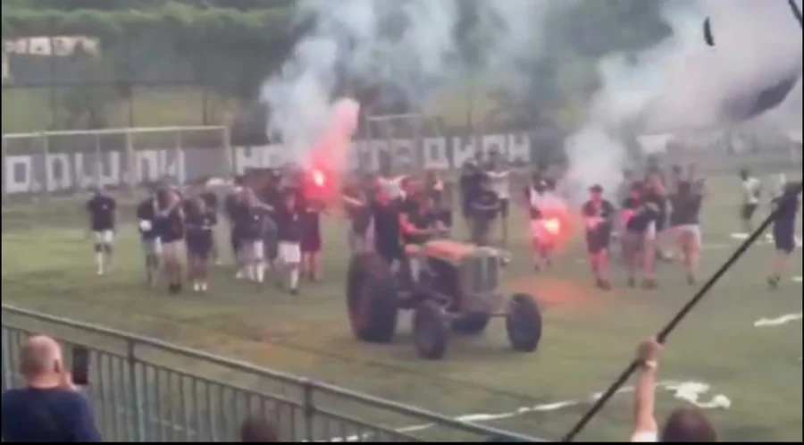 Snimak iz Srbije postao viralan: Navijači doterali čuveni traktor i vozili ga po celom terenu (VIDEO)