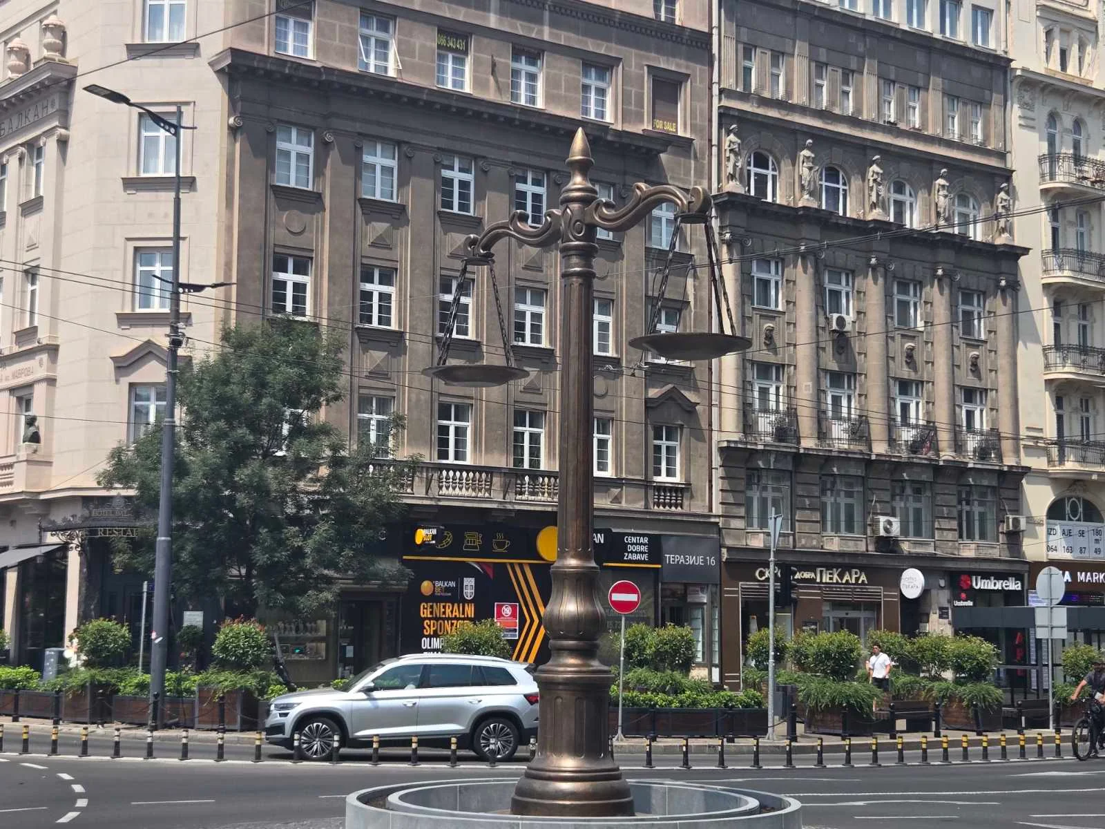 Шапић током ноћи поставио нову скулптуру на кружном току на Теразијама (ВИДЕО/ФОТО)