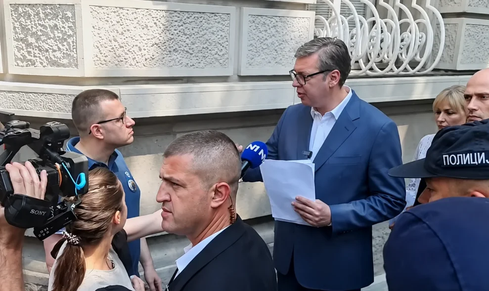 Вучић изашао међу демонстранте па се посвађао са новинарком (ВИДЕО)