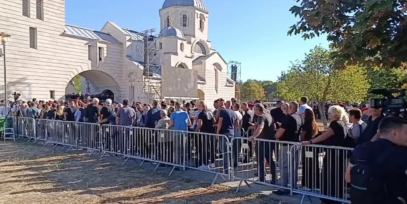 Грађани одају пошту Ратку Младићу у Цркви Светог Луке; др Гудељ: Генерал није савесно лечен у последњим месецима живота