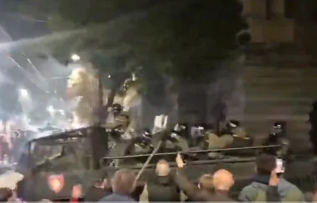KAMENICE, MOTKE I FLAŠE: Ovako je narod ispratio policiju za razbijanje demonstracija iz Beograda (VIDEO)