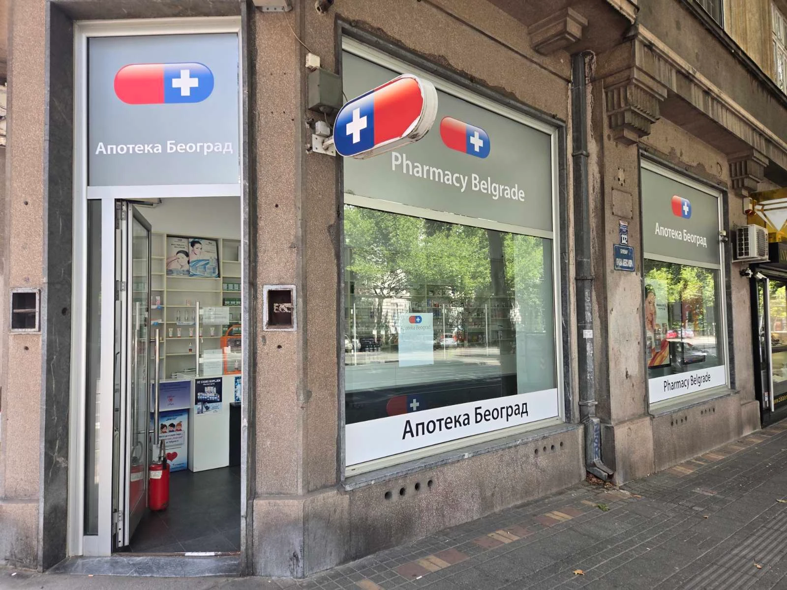 ВУЧИЋ ОПЕТ ПОНИЗИО ШАПИЋА: Примио раднике "Апотека Београд" и обећао решење