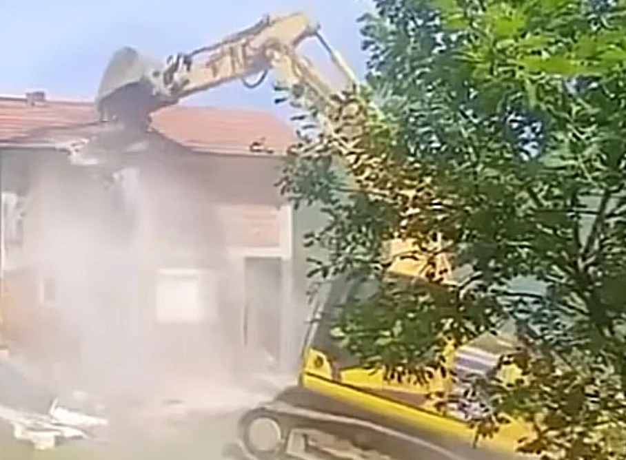 Нова акција косовских власти на језеру Газиводе: Мотел "Језеро" ограђен траком, радници "Ибра-Лепенца" износе ствари