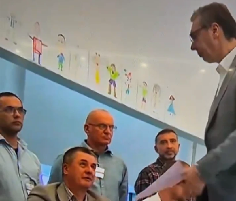 "Он је знао да је готов": Огласио се члан бирачког одбора који је Вучићу уручио гласачки листић уз осмех