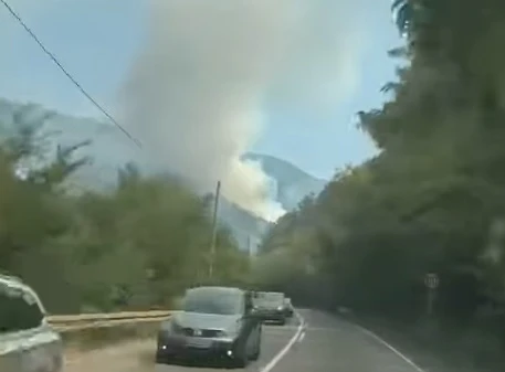 Na desetine požara uz Ibarsku magistralu: Vatra guta rastinje kilometrima, dim otežava saobraćaj (VIDEO)