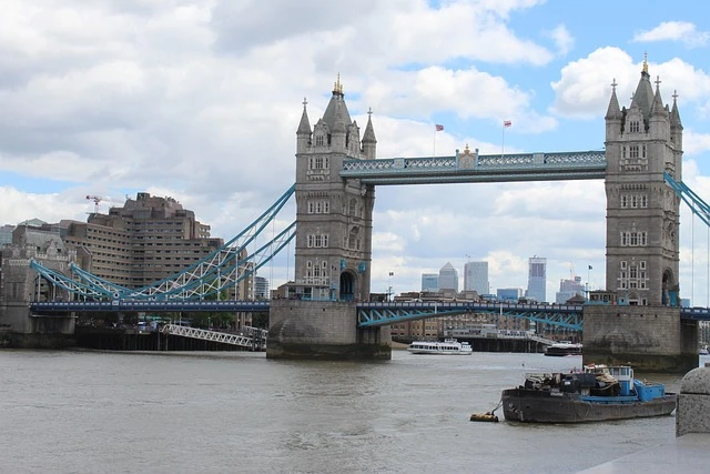 NASILjE U IME CIVILIZACIJE: Nad jednom knjigom o Britanskoj imperiji