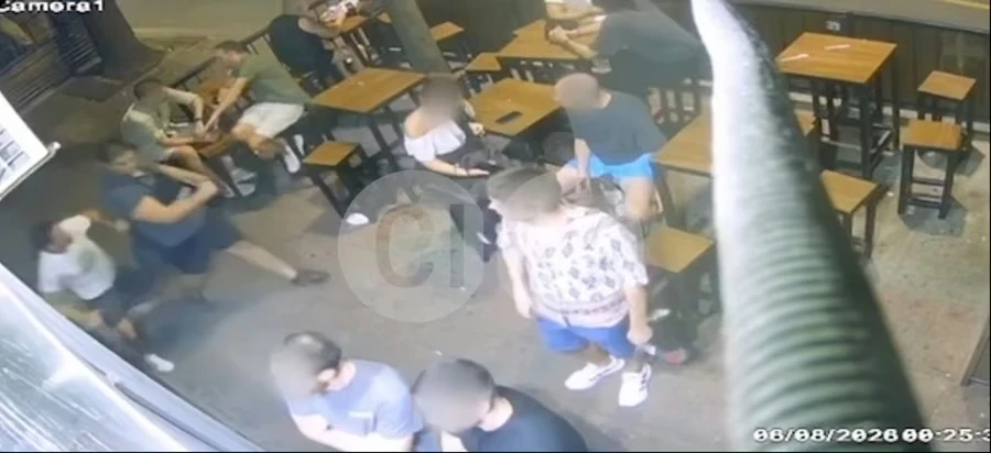 Узнемирујући снимак напада на редитеља Стевана Филиповића: Мушкарац му отео телефон из руке, па притрчала још двојица да га туку (ВИДЕО)