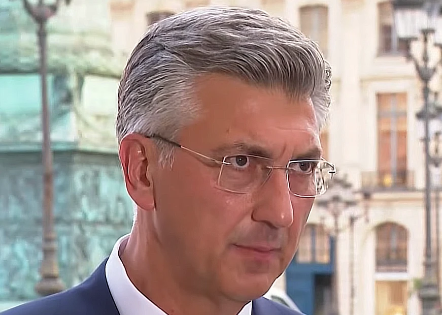 Пленковића новинари питали о томе зашто је у Паризу стајао иза Вучића, ово је његов одговор