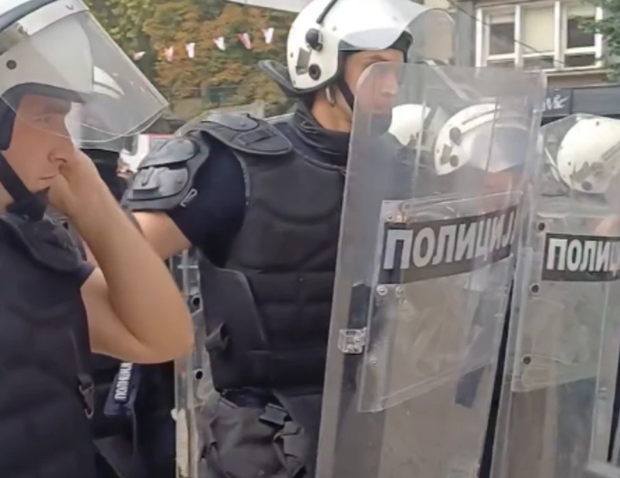 (ВИДЕО) Сузавац, кордон и гурање грађана са трга: Полиција приморава Ужичане да се удаље уочи СНС скупа, они скандирају "Ухапсите Вучића"