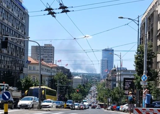 ДИМ СЕ ВИДИ И ИЗ ЦЕНТРА БЕОГРАДА: Пожар у Макишу (ФОТО)
