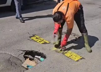 СУЛУДИ ВИДЕО: Уместо да окрпе рупу СНС власт послала екипу да уклони графите који упозоравају на њу
