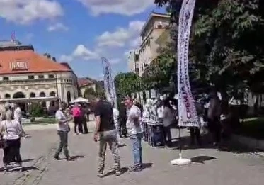 Два штанда један поред другог у Зајечару, али СНС нико не прилази (ВИДЕО)