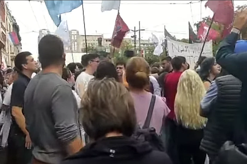 (УЖИВО) Студенти данас предају потписе за изборе – велики број грађана се окупио