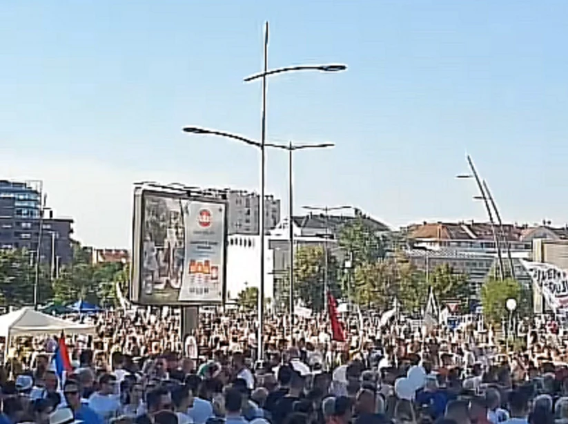 "Спречили смо излив ћацилизације": Грађани славе што је Вучић одложио посету Новом Саду, хиљаде људи на Тргу слободе