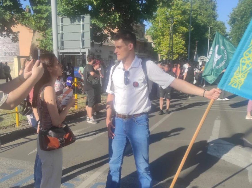 (ВИДЕО) Студенти и грађани протестују испред ПУ Панчево због пресуде студенту Андреју Танку