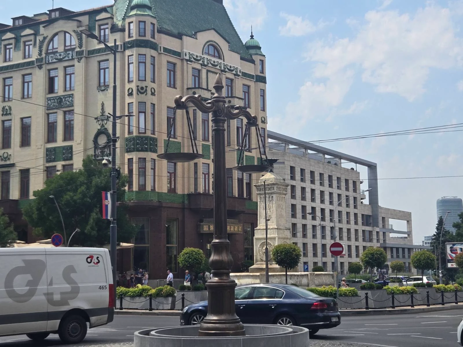 Оскрнављена скулптура коју је Шапић јутрос поставио на Теразијама (ВИДЕО/ФОТО)